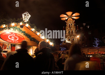 Si spegne durante la notte, Manchester Mercatino di Natale, Albert Square, Regno Unito Foto Stock