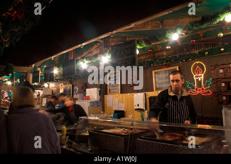 Si spegne durante la notte, Manchester Mercatino di Natale, Albert Square, Regno Unito Foto Stock