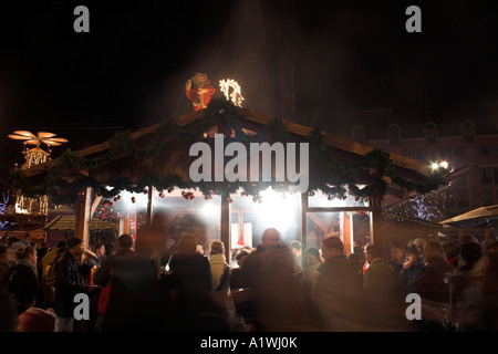 Si spegne durante la notte, Manchester Mercatino di Natale, Albert Square, Regno Unito Foto Stock