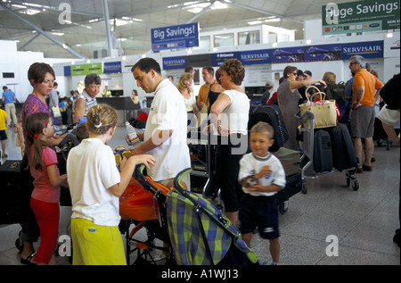 Aeroporto di Stansted all'interno dell'edificio del terminal passeggeri IL CHECK IN CON IL BAGAGLIO 2000 Foto Stock