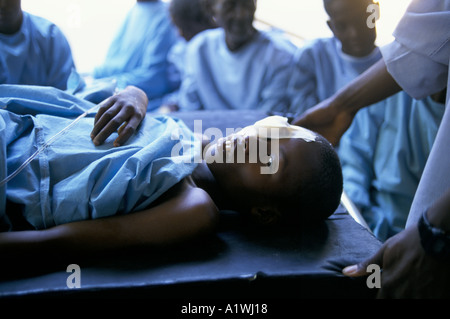 Paziente sul lettino dopo occhio CATARATTA GAMBIA 1998 Foto Stock