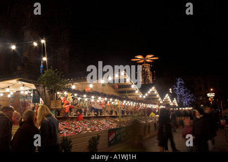 Si spegne durante la notte, Manchester Mercatino di Natale, Albert Square, Regno Unito Foto Stock