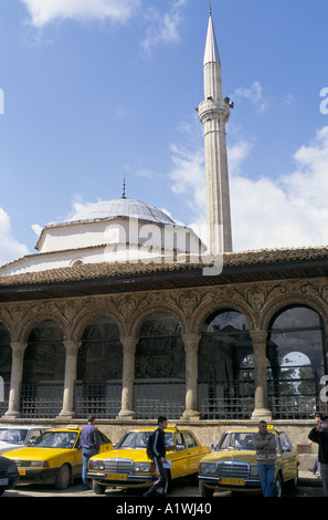 La linea di taxi parcheggiato di fronte alla OFETHEM BEY MOSCHEA A TIRANA .taxi Mercedes sono comuni in tutta la città in Albania Foto Stock