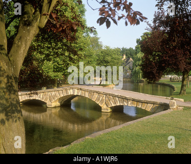 Ponte sul Fiume Windrush nella prima mattinata a Bourton sull'acqua, Gloucestershire Foto Stock