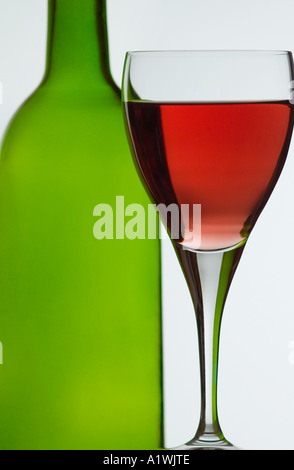 Vino rosso e vetro bottiglia vuota su sfondo bianco Foto Stock