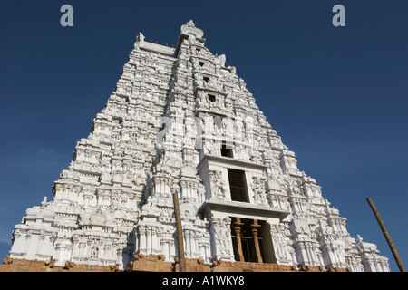 Una delle torri (gopuram) di Srirangam Sri Ranganathaswamy tempio vicino Trichy nel Tamil Nadu India Foto Stock