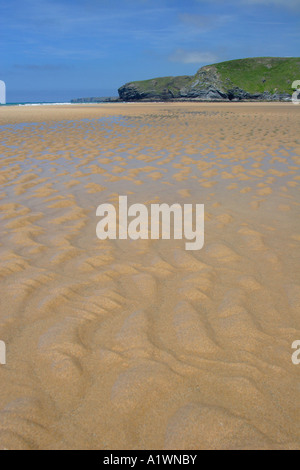 Vista lungo la spiaggia verso la capezzagna a Watergate Bay Newquay Cornwall Inghilterra REGNO UNITO Foto Stock