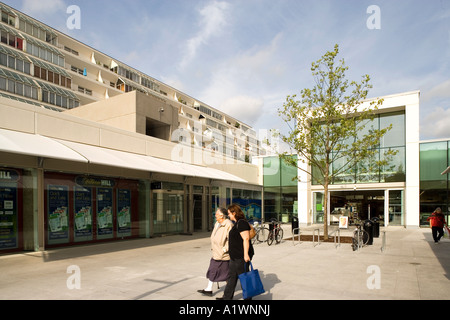 Il centro di Brunswick, Camden, London, 1966-71, elencato Grade II; riqualificazione 2006. Negozi e abitazioni. Foto Stock