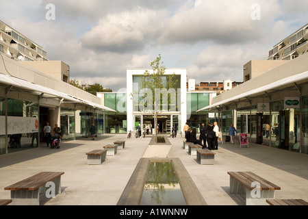 Il centro di Brunswick, Camden, London, 1966-71, elencato Grade II; riqualificazione 2006. Principale passaggio pedonale dello shopping. Foto Stock