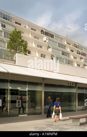 Il centro di Brunswick, Camden, London, 1966-71, elencato Grade II; riqualificazione 2006. Negozi e abitazioni. Foto Stock