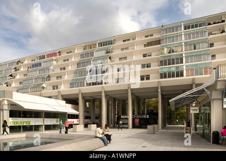 Il centro di Brunswick, Camden, London, 1966-71, elencato Grade II; riqualificazione 2006. Negozi e abitazioni. Foto Stock