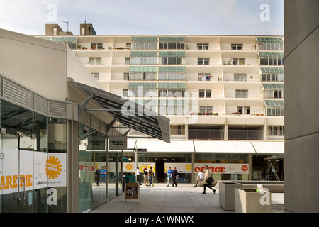 Il centro di Brunswick, Camden, London, 1966-71, elencato Grade II; riqualificazione 2006. Negozi e abitazioni. Foto Stock