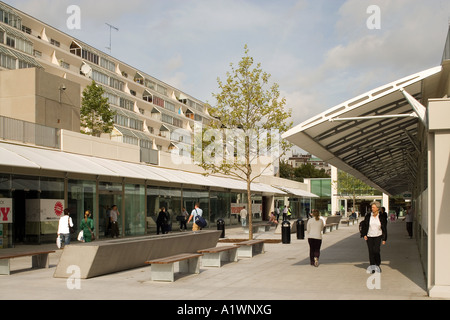 Il centro di Brunswick, Camden, London, 1966-71, elencato Grade II; riqualificazione 2006. Negozi e abitazioni. Foto Stock