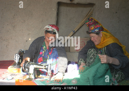 Chararak bazaar village Sherbarghan provincia Afghanistan. Omeena, insegnante di cucitura a sinistra e Mariam Foto Stock