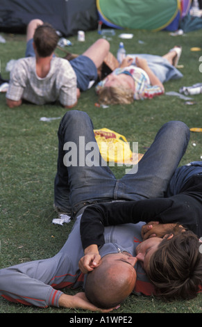 Coppia giovane rilassarsi nel parco in un libero concerto estivo Dalston London Borough of Hackney Foto Stock