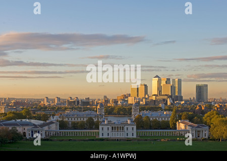 Canary Wharf dall'Osservatorio di Greenwich Park con Marittime Greenwich in primo piano al tramonto. Foto Stock