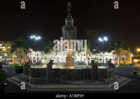 Il Presidential o il Palazzo Nazionale dietro la centrale fontana in Plaza de Armas (Piazza principale) di Lima. Foto Stock