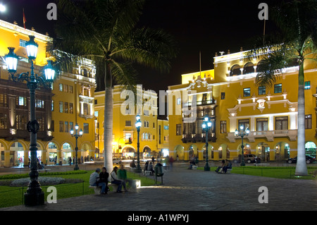 La popolazione locale si radunano e rilassatevi nella Plaza Mayor e Plaza de Armas (Piazza principale) di Lima. Foto Stock