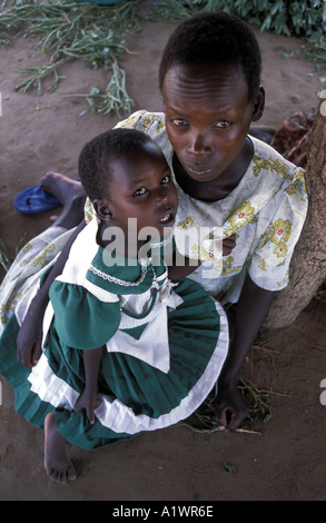 Katakwi Uganda HIV positivi madre Margaret Akello con sua figlia Susan di età compresa tra i 4 Foto Stock