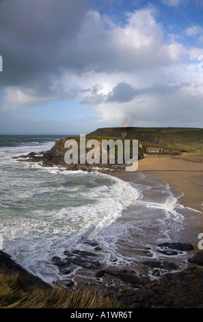 Vista della chiesa gunwalloe cove su un giorno di tempesta chiesa sul bordo della spiaggia della Cornovaglia Foto Stock