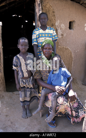 Uganda , Katakwi camp. HIV positivi madre e bambini davanti alla loro capanna Foto Stock