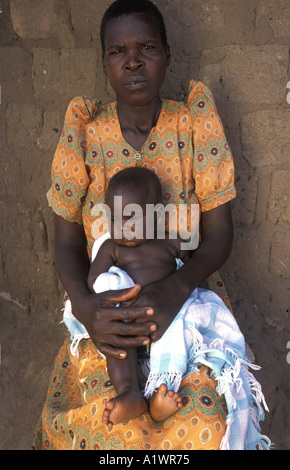 Katakwi Uganda HIV positivi madre Jane Francesco Akarat col suo bambino Foto Stock