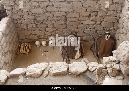 Una vista di una delle tombe con scheletro e skiff presso il Cimitero di Chauchilla in Perù. Foto Stock