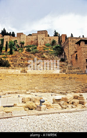 Ripristinato resti di un antico teatro romano sotto la Alcazaba e il Castello di Gibralfaro Malaga Andalusia Spagna Foto Stock