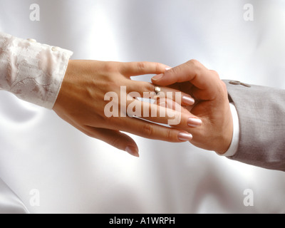 Anello di nozze essendo disposta da parte dell'uomo sulla donna del dito Foto Stock