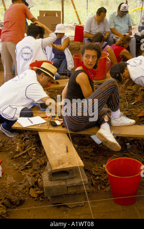 La PACE IN EL SALVADOR argentino gli scienziati forensi portano l'esumazione dei cadaveri in EL MOZOTE 1992 Foto Stock