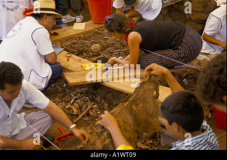 La PACE IN EL SALVADOR argentino gli scienziati forensi portano l'esumazione dei cadaveri in EL MOZOTE 1992 Foto Stock