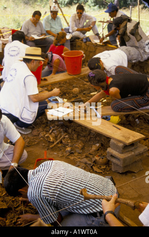 La PACE IN EL SALVADOR argentino gli scienziati forensi portano l'esumazione dei cadaveri in EL MOZOTE 1992 Foto Stock