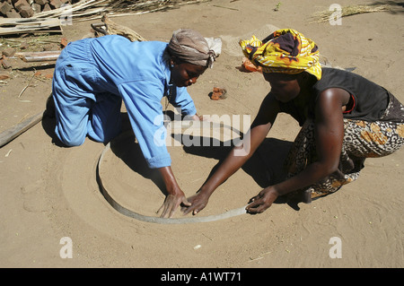 Le donne dal comitato di igiene rendendo le latrine al fine di elevare il livello di salute della comunità Foto Stock