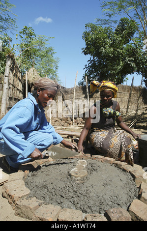 Le donne dal comitato di igiene rendendo le latrine al fine di elevare il livello di salute della comunità guidati da Grecia Paolo Foto Stock