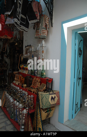 Bazaar a La Medina di Sousse città della Tunisia. Stand di souvenir con sacchi e shisha tubazioni acqua Foto Stock