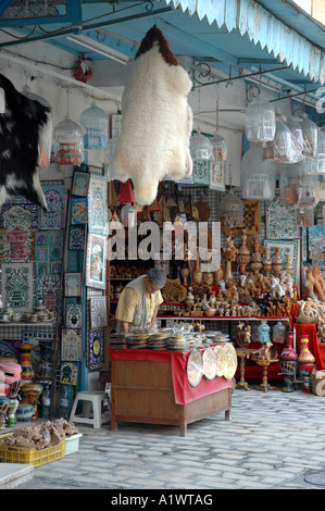 Bazaar a La Medina di Sousse città della Tunisia. Stand di souvenir con ceramica e le cose di legno. Foto Stock