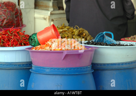Bazaar a La Medina di Sousse città della Tunisia. verdure in barili. Foto Stock