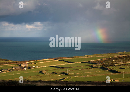 Vista dal castello di Chun penwith west cornwall guardando verso un arcobaleno sul mare Foto Stock