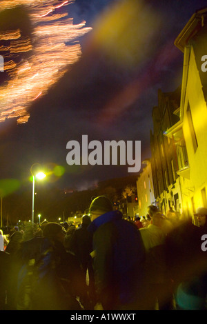 Stonehaven bolide fire Cerimonia di Stonehaven High Street. Hogmanay, Anno Nuovo festival, Fiery party & festival sulla costa scozzese, Scotland, Regno Unito Foto Stock