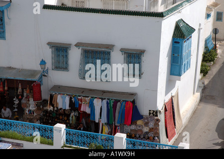 Vista su Rue Habib Thameur in Sidi Bou Said città della Tunisia Foto Stock