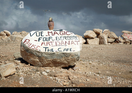 Cafe segni su una pietra in Toujane villaggio montano in Tunisia Foto Stock