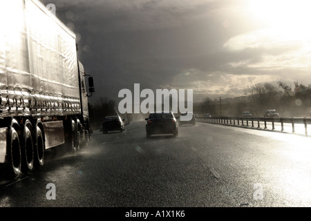Il traffico su autostrada M4 durante una forte pioggia Foto Stock