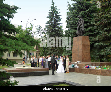 Festa di nozze presso il monumento di guerra per attirare buona fortuna, sabato pomeriggio,Gomel Bielorussia Foto Stock