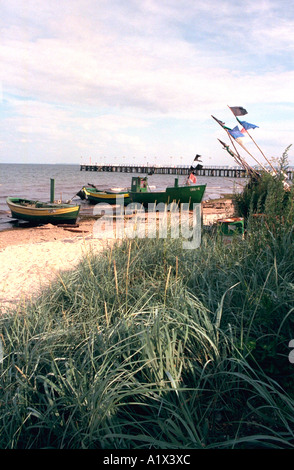 Barche da pesca e lungo il molo su un dolce mare giorno. Mar Baltico. Gdynia Polonia Foto Stock