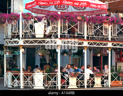 Persone in relax outdoor cafe su Piotrkowska Street. Lodz Polonia Foto Stock