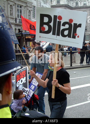 Anti guerra dimostrazione vicino Eros Piccadilly Circus Londra Inghilterra REGNO UNITO Foto Stock