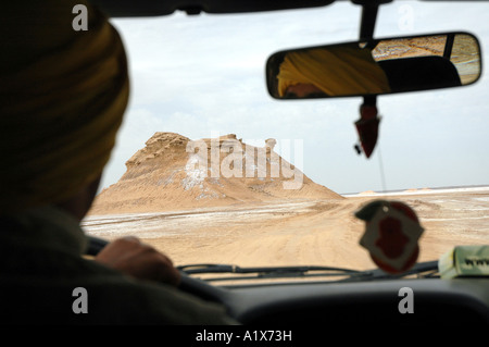 Montagna sul deserto del Sahara suggestiva cammello, Tunisia Foto Stock