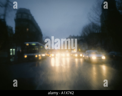 Aeternus 3, Parigi, Francia. Unfocussed selettivamente immagine del traffico in avvicinamento. Foto Stock