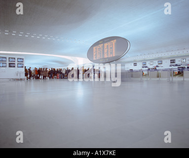 I viaggiatori in attesa in linea presso il terminal 2E all'aeroporto di Parigi Charles de Gaulle di Parigi, Francia. Foto Stock