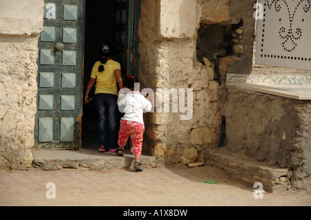 I bambini in Tozeur città del centro della Tunisia Foto Stock